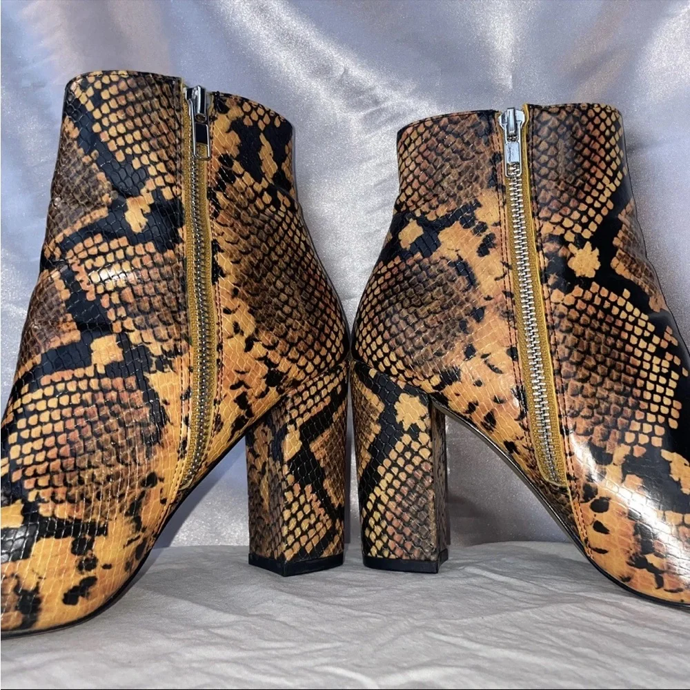 Steve Madden Pixie Snake Print Ankle Booties 7M Block Heel Western Python Boot - Picture 3 of 8